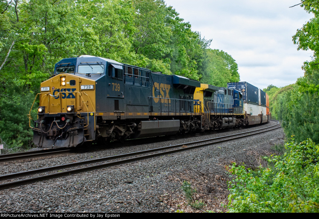Two GE's leads I022 (Syracuse to Worcester) east at CP-60